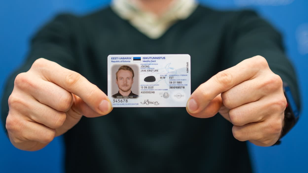 Käed, mis hoiavad ID-kaarti